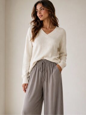 RW&CO. 100% MERINO WOOL Ivory V-Neck Knit Sweater